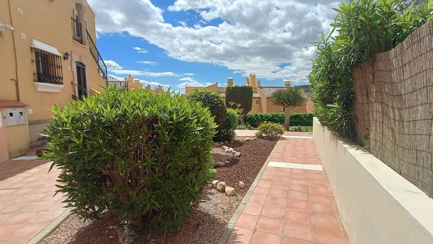 Wunderschöne Obergeschosswohnung mit 2 Schlafzimmern, 2 Bädern und eigener Dachterrasse mit fantastischem Blick über den Golfplatz