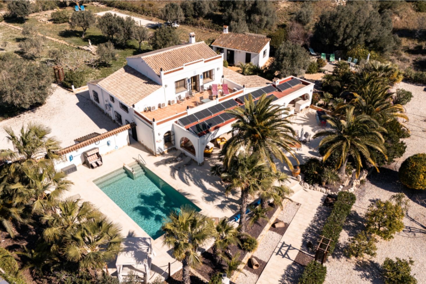 Charmante Landhaus-Villa mit 3 Schlafzimmern, 3 Bädern, Gäste-WC, Privatpool und großem Grundstück