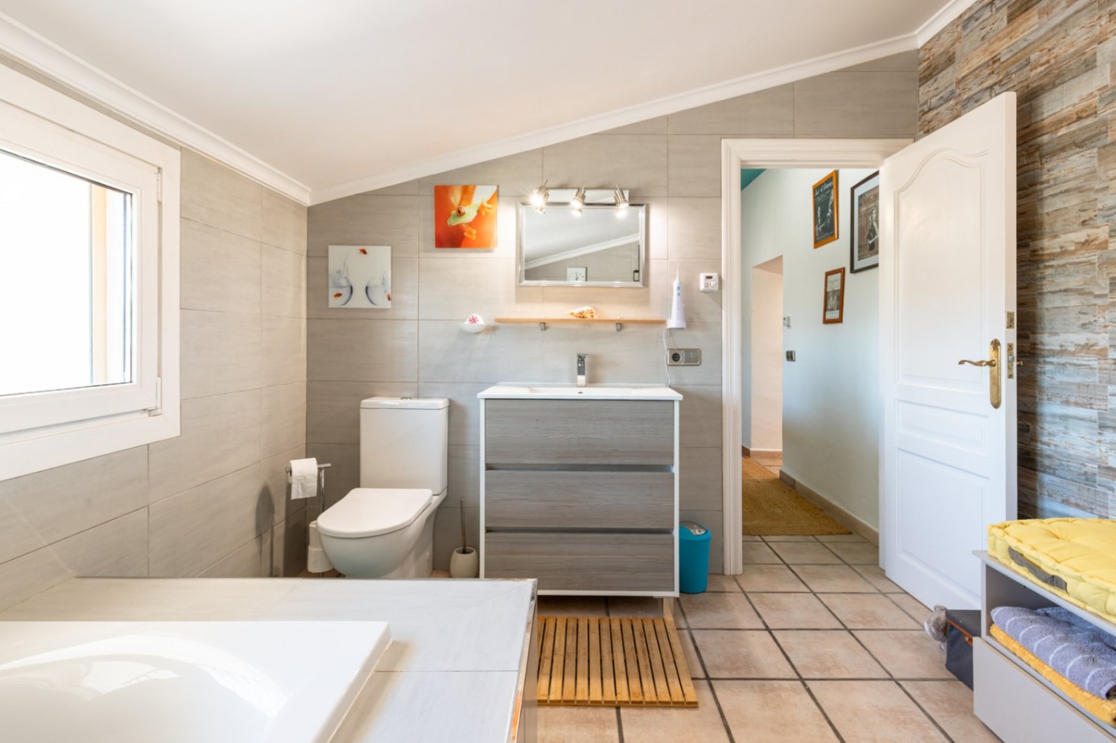 Charmante Landhaus-Villa mit 3 Schlafzimmern, 3 Bädern, Gäste-WC, Privatpool und großem Grundstück