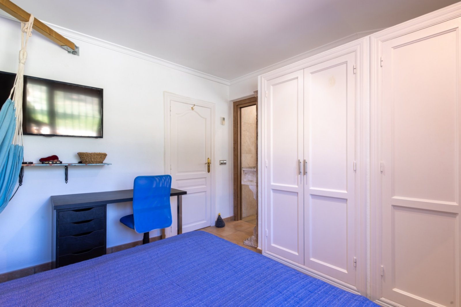 Charmante Landhaus-Villa mit 3 Schlafzimmern, 3 Bädern, Gäste-WC, Privatpool und großem Grundstück