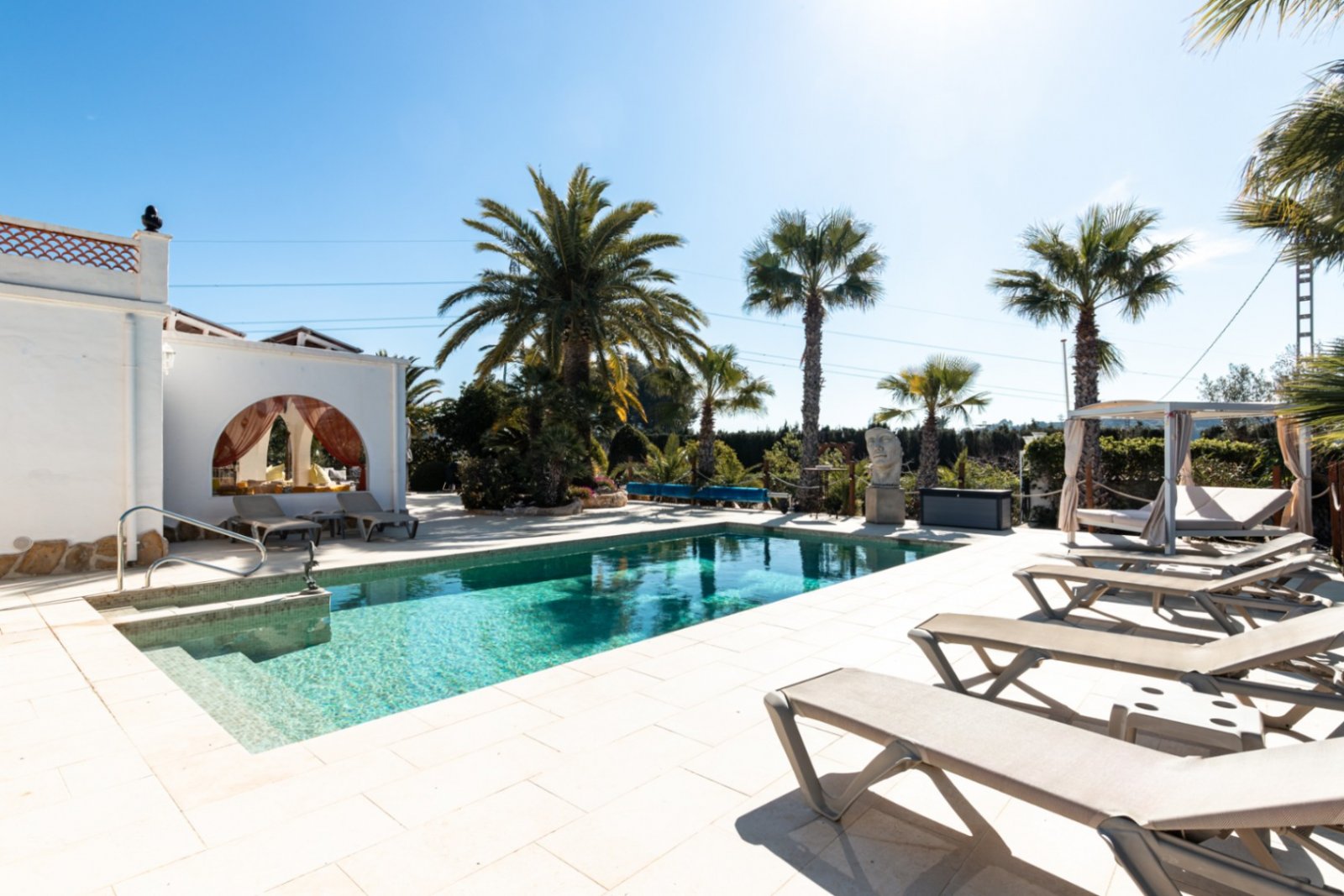 Charmante Landhaus-Villa mit 3 Schlafzimmern, 3 Bädern, Gäste-WC, Privatpool und großem Grundstück