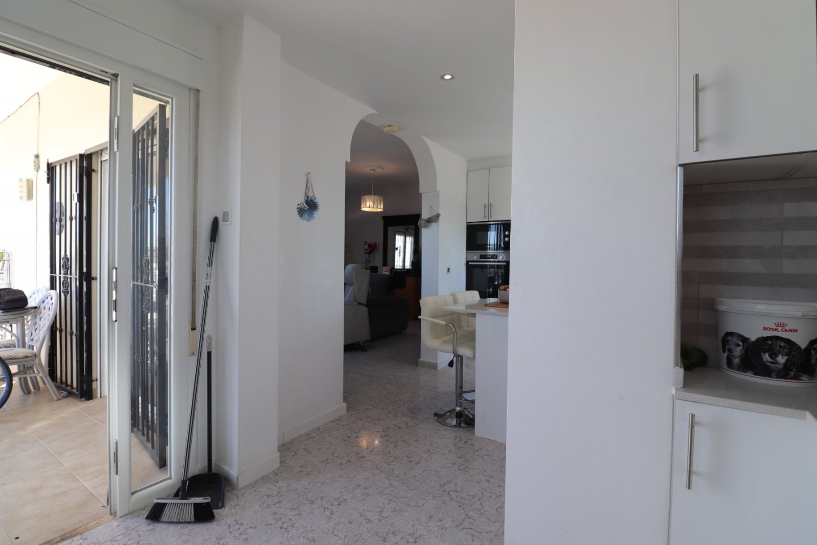 Landhaus-Villa mit 3 Schlafzimmern, 2 Bädern, Garage, Privatpool und schönem Ausblick