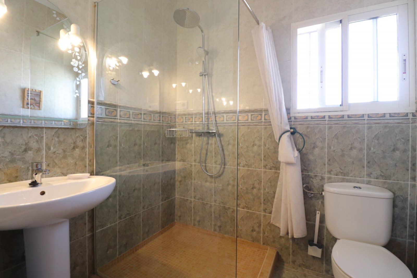 Landhaus-Villa mit 3 Schlafzimmern, 2 Bädern, Garage, Privatpool und schönem Ausblick