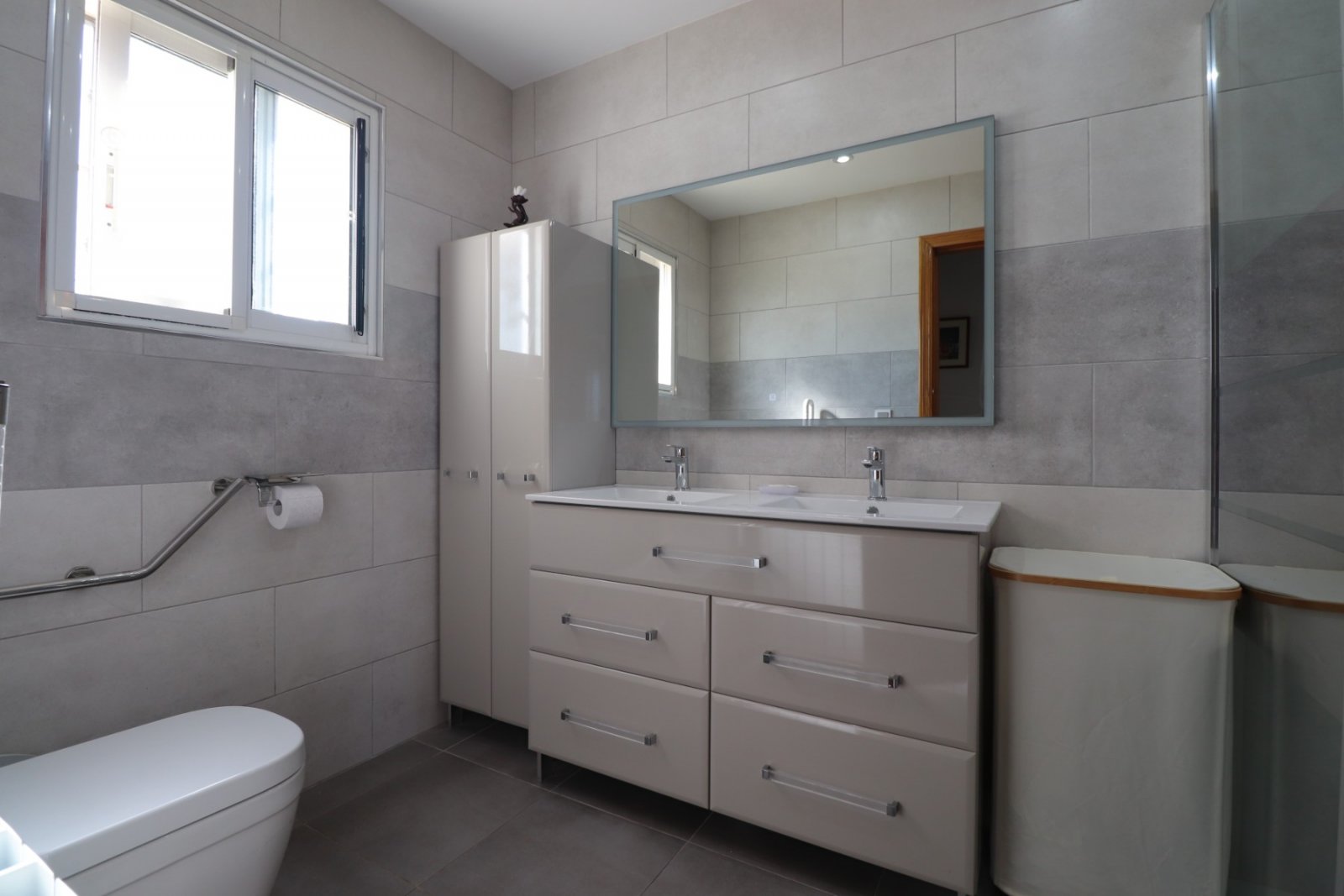 Landhaus-Villa mit 3 Schlafzimmern, 2 Bädern, Garage, Privatpool und schönem Ausblick