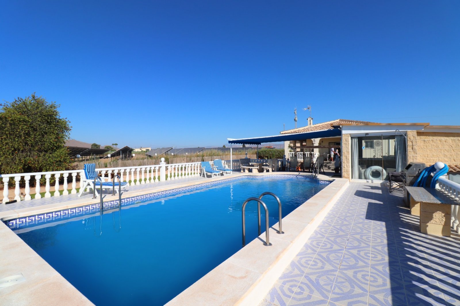 Landhaus-Villa mit 3 Schlafzimmern, 2 Bädern, Garage, Privatpool und schönem Ausblick