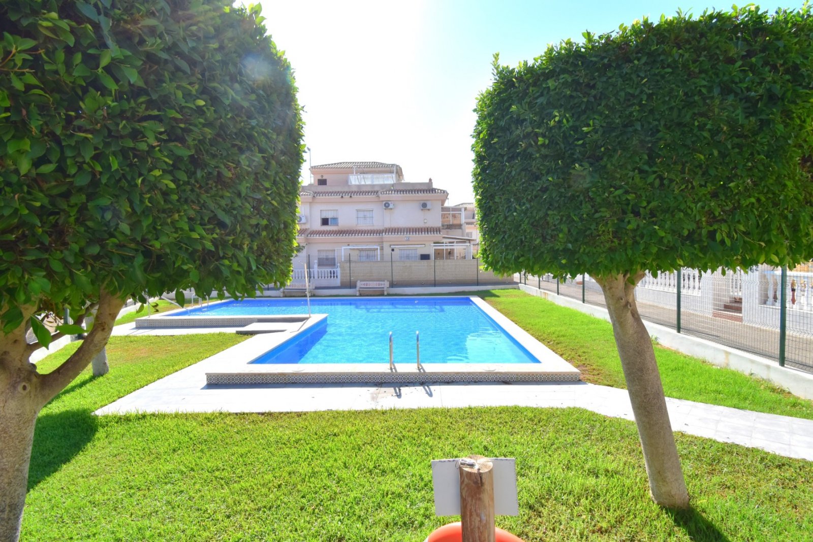 Reihenhaus mit 4 Schlafzimmern, 2 Bädern und Gemeinschaftspools in Playa Flamenca