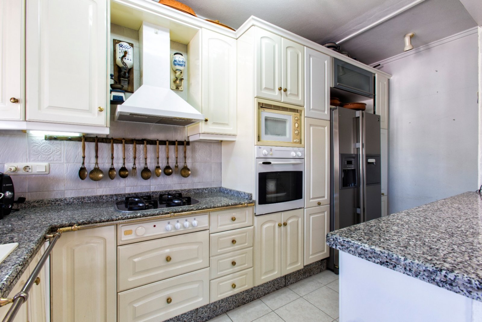 Traditionelle und großzügige Villa mit Privatpool, Garage und Dachterrasse mit Meerblick