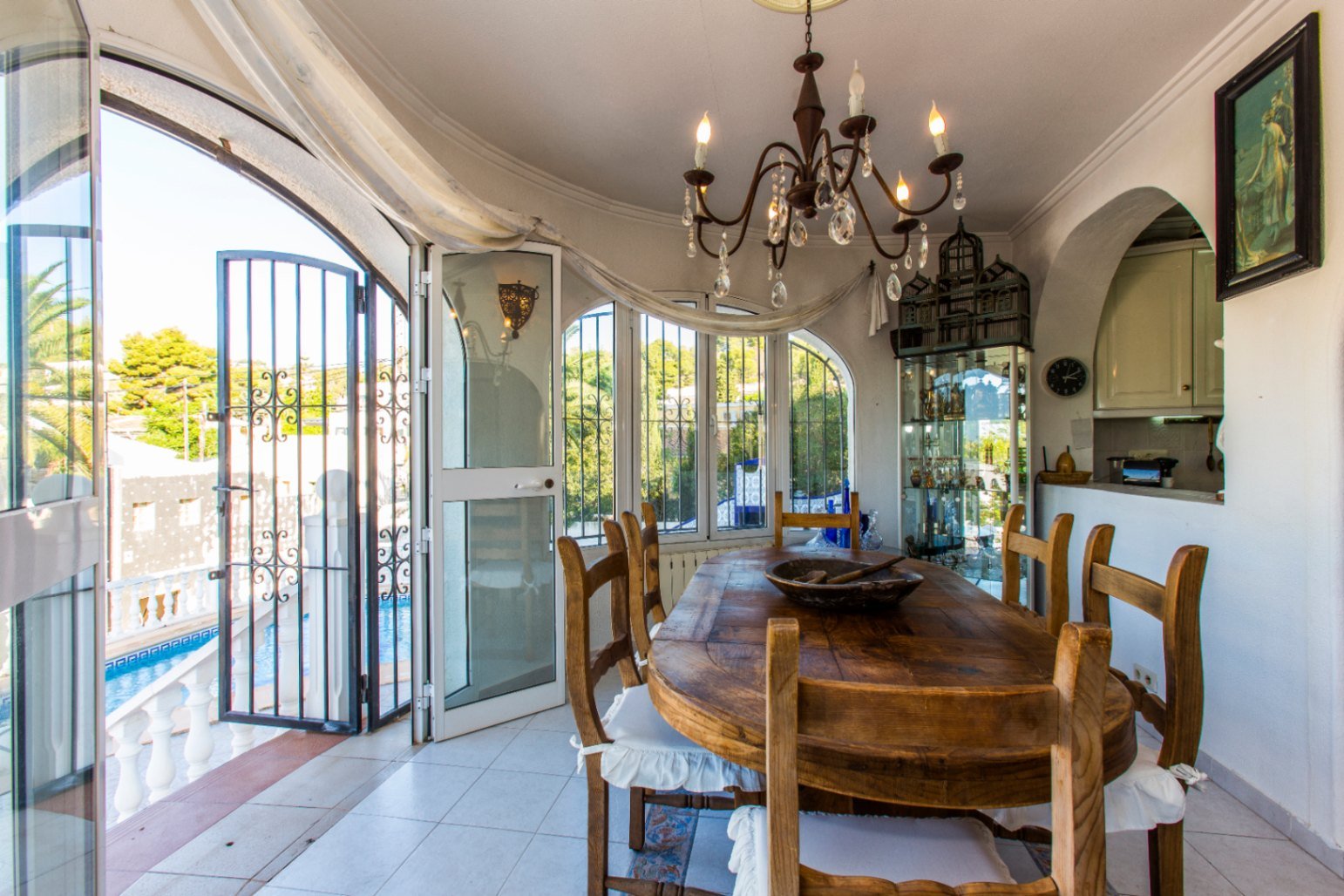 Traditionelle und großzügige Villa mit Privatpool, Garage und Dachterrasse mit Meerblick
