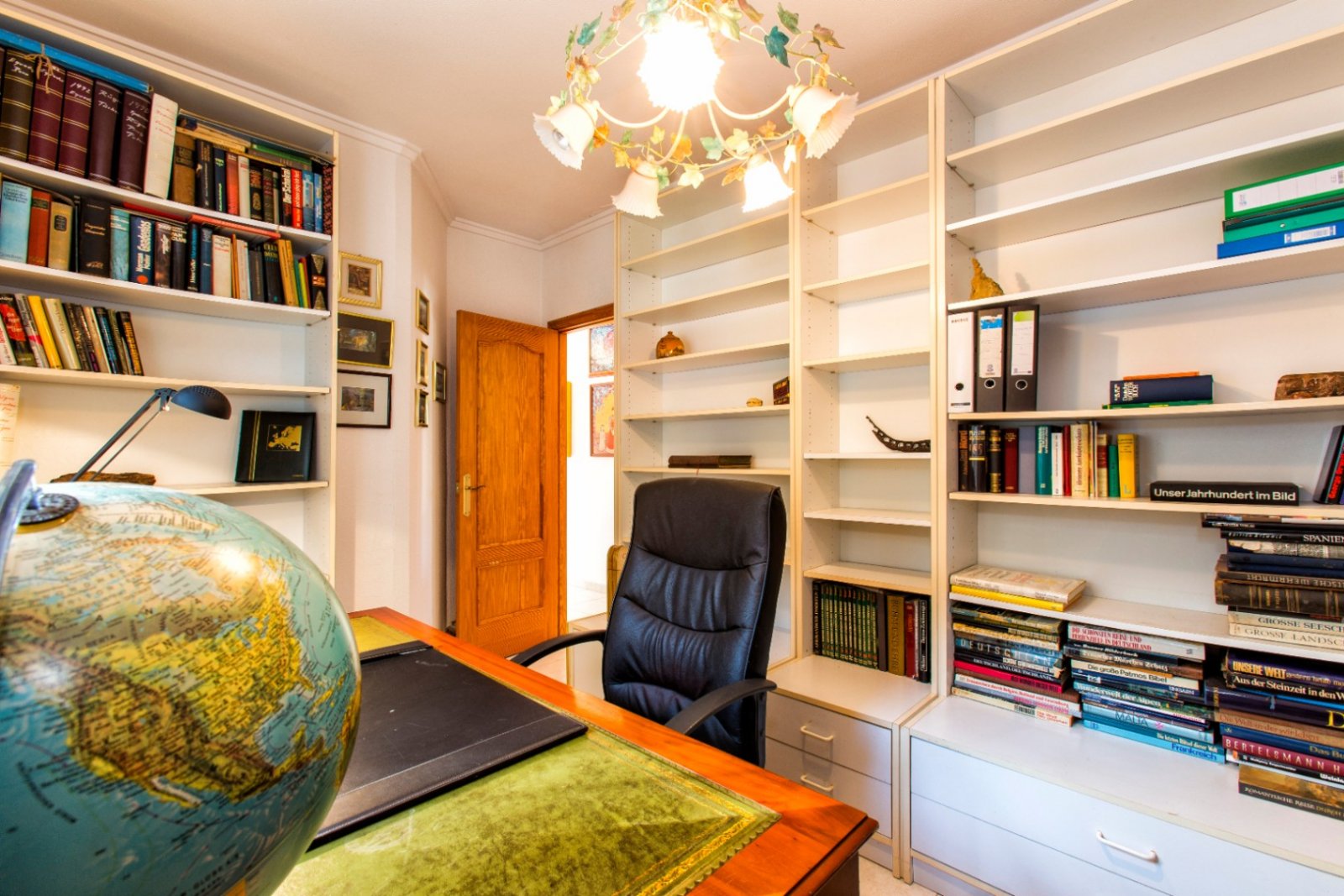 Traditionelle und großzügige Villa mit Privatpool, Garage und Dachterrasse mit Meerblick