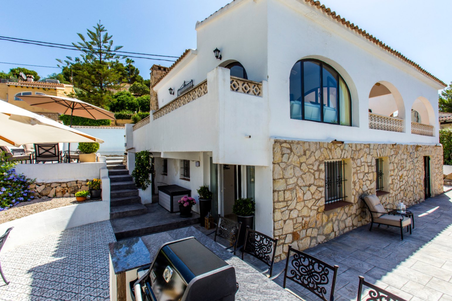 Teilrenovierte Villa mit 4 Schlafzimmern, 3 Bädern, Privatpool und etwas Meerblick