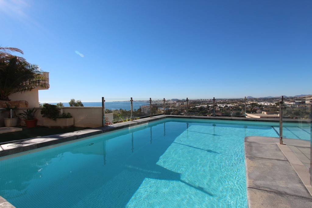 Moderne Villa mit beheiztem Pool und spektakulärem Panoramablick auf Küste und Meer und mit Vermietungslizenz