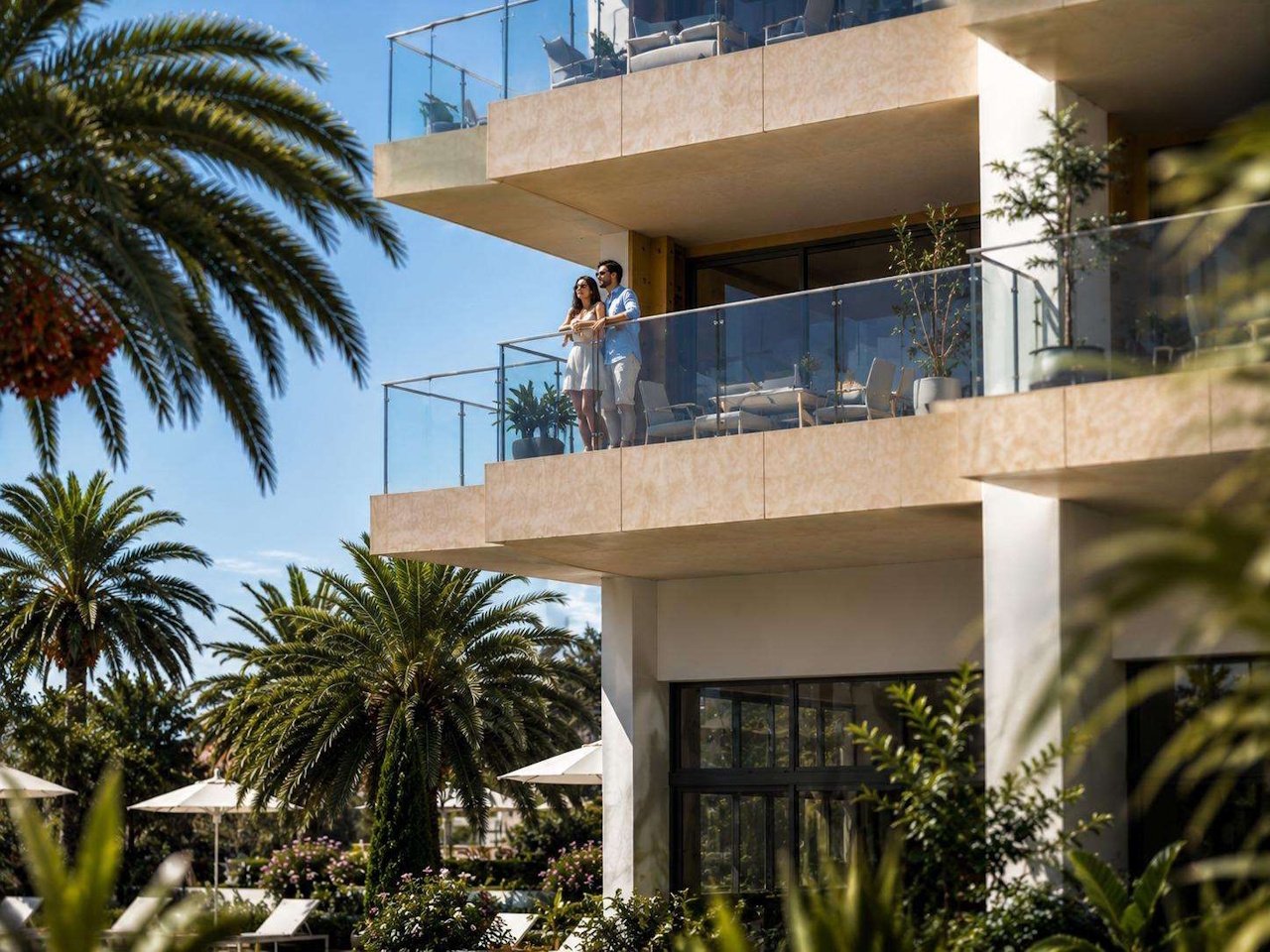Penthouse-Wohnungen mit 2 Schlafzimmern, Klimaanlage, Fußbodenheizung in Bädern, Tiefgaragenstellplatz und Gemeinschaftspool nur 650 m vom Strand