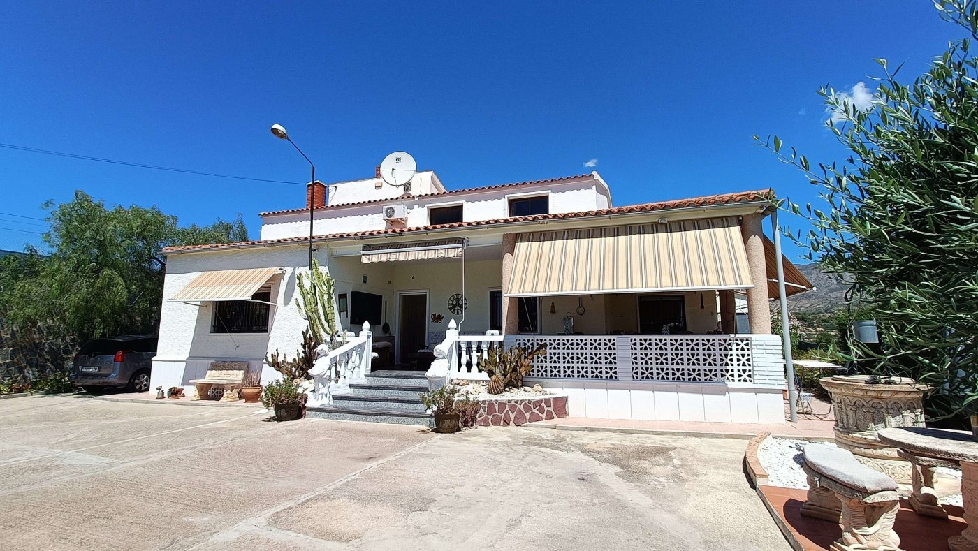 Atemberaubende freistehende Villa mit privatem Pool, separatem Gästeappartement, Garage und Kellerräumen am Stadtrand von Crevillent
