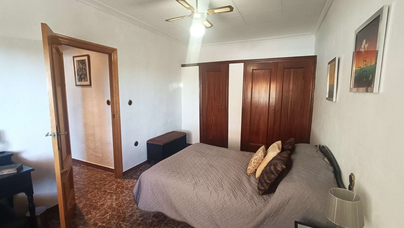Atemberaubende freistehende Villa mit privatem Pool, separatem Gästeappartement, Garage und Kellerräumen am Stadtrand von Crevillent