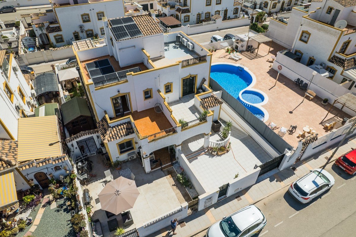 Geräumiges Haus mit Untergeschoss, Solaranlage und Gemeinschaftspool in Vistabella Golf