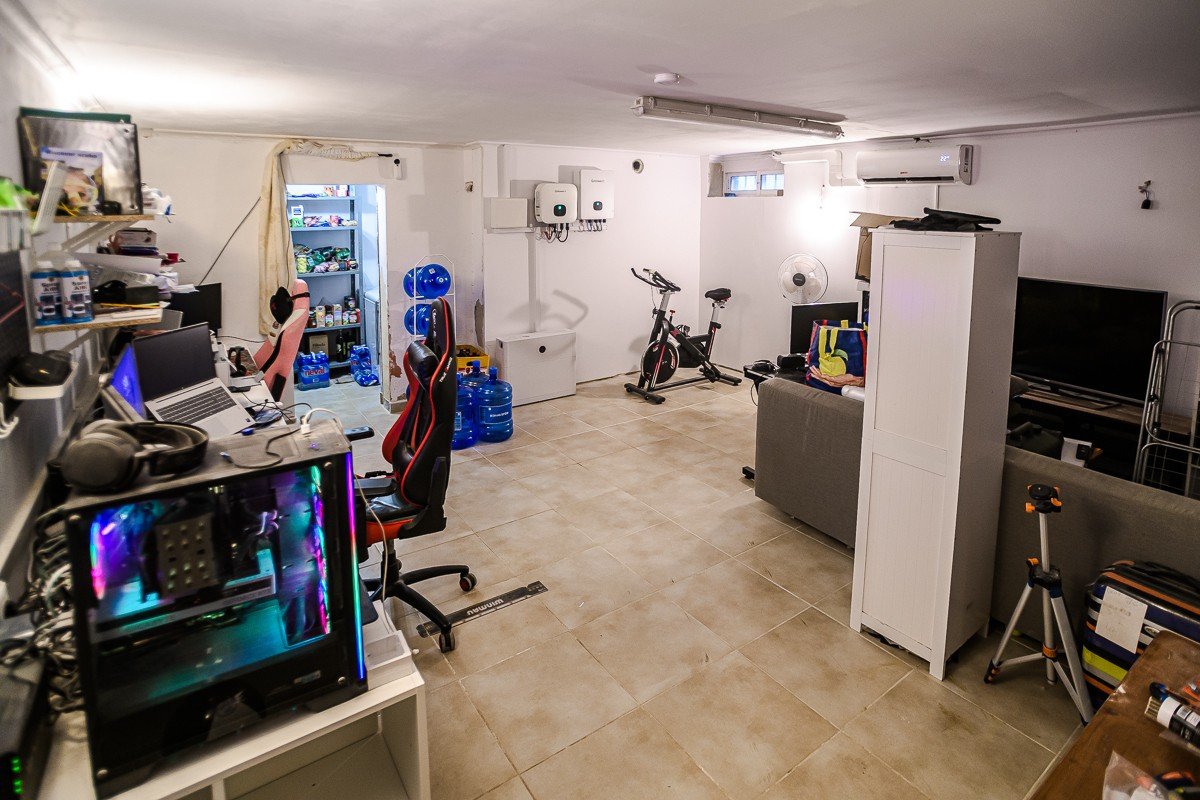 Geräumiges Haus mit Untergeschoss, Solaranlage und Gemeinschaftspool in Vistabella Golf