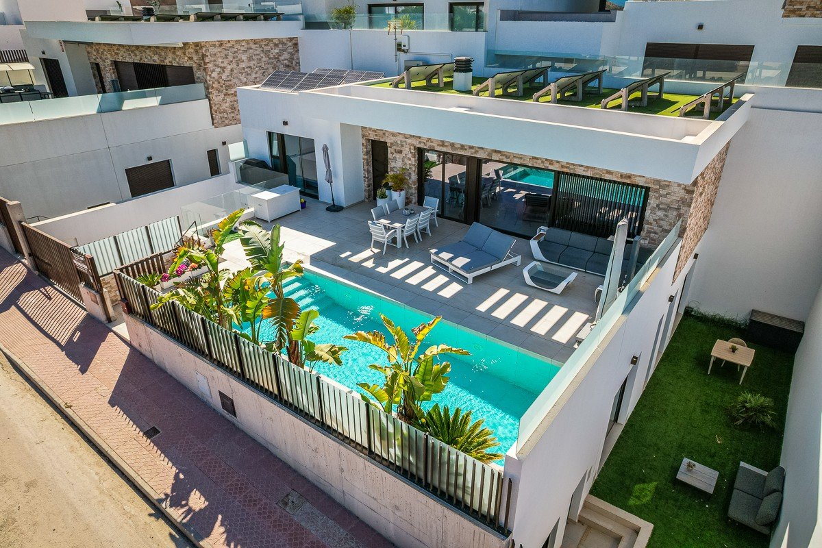 Moderne freistehende Villa mit 4 Schlafzimmern, privatem Pool und Garage in Rojales