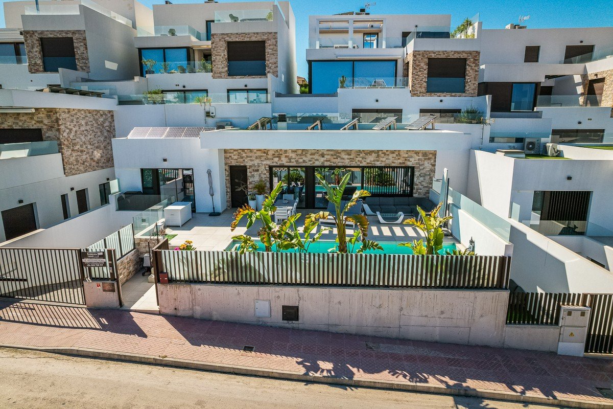 Moderne freistehende Villa mit 4 Schlafzimmern, privatem Pool und Garage in Rojales