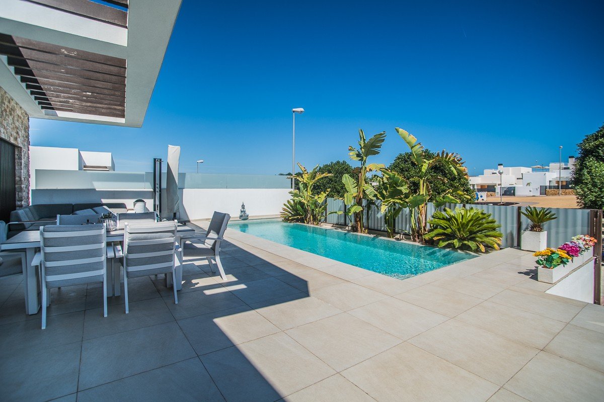 Moderne freistehende Villa mit 4 Schlafzimmern, privatem Pool und Garage in Rojales