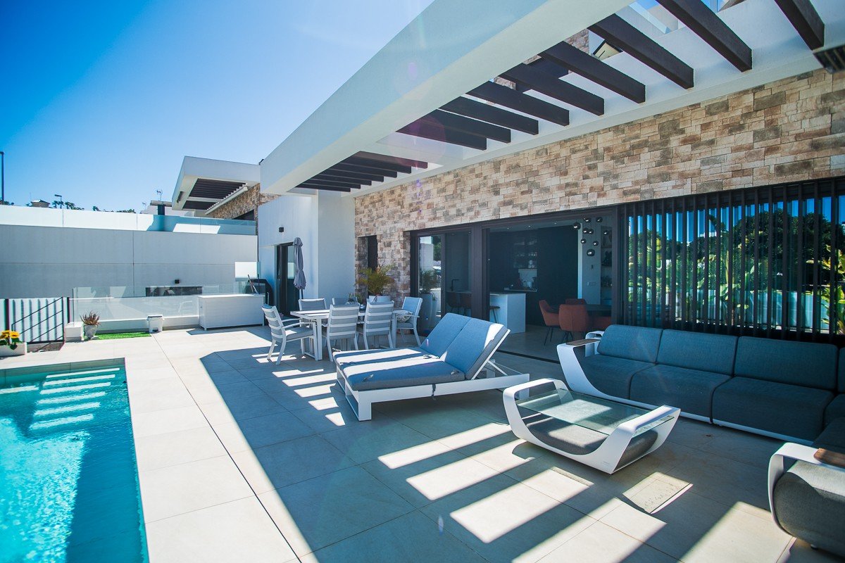 Moderne freistehende Villa mit 4 Schlafzimmern, privatem Pool und Garage in Rojales