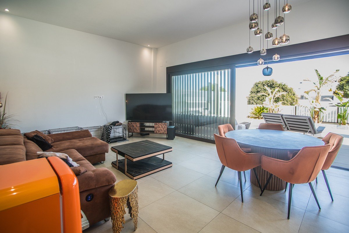 Moderne freistehende Villa mit 4 Schlafzimmern, privatem Pool und Garage in Rojales