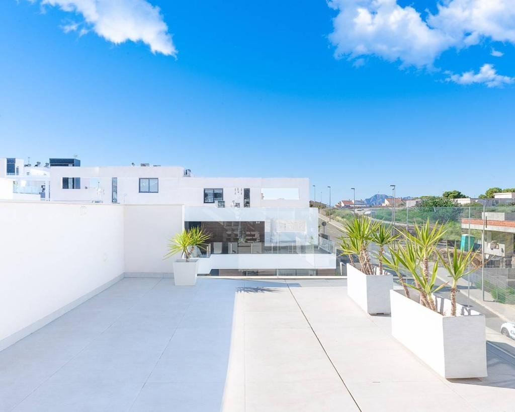 Moderne Villa mit 4 Schlafzimmern, 4 Badezimmern, Gästeappartement, Privatpool und Vermietungslizenz