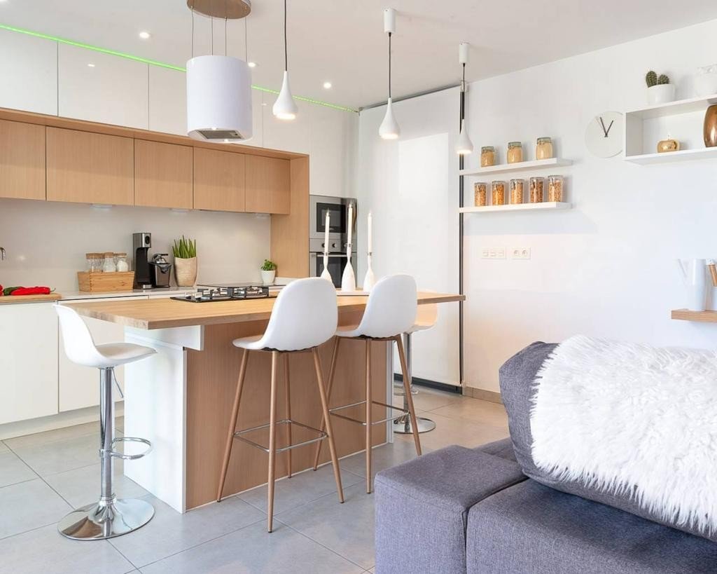 Moderne Villa mit 4 Schlafzimmern, 4 Badezimmern, Gästeappartement, Privatpool und Vermietungslizenz