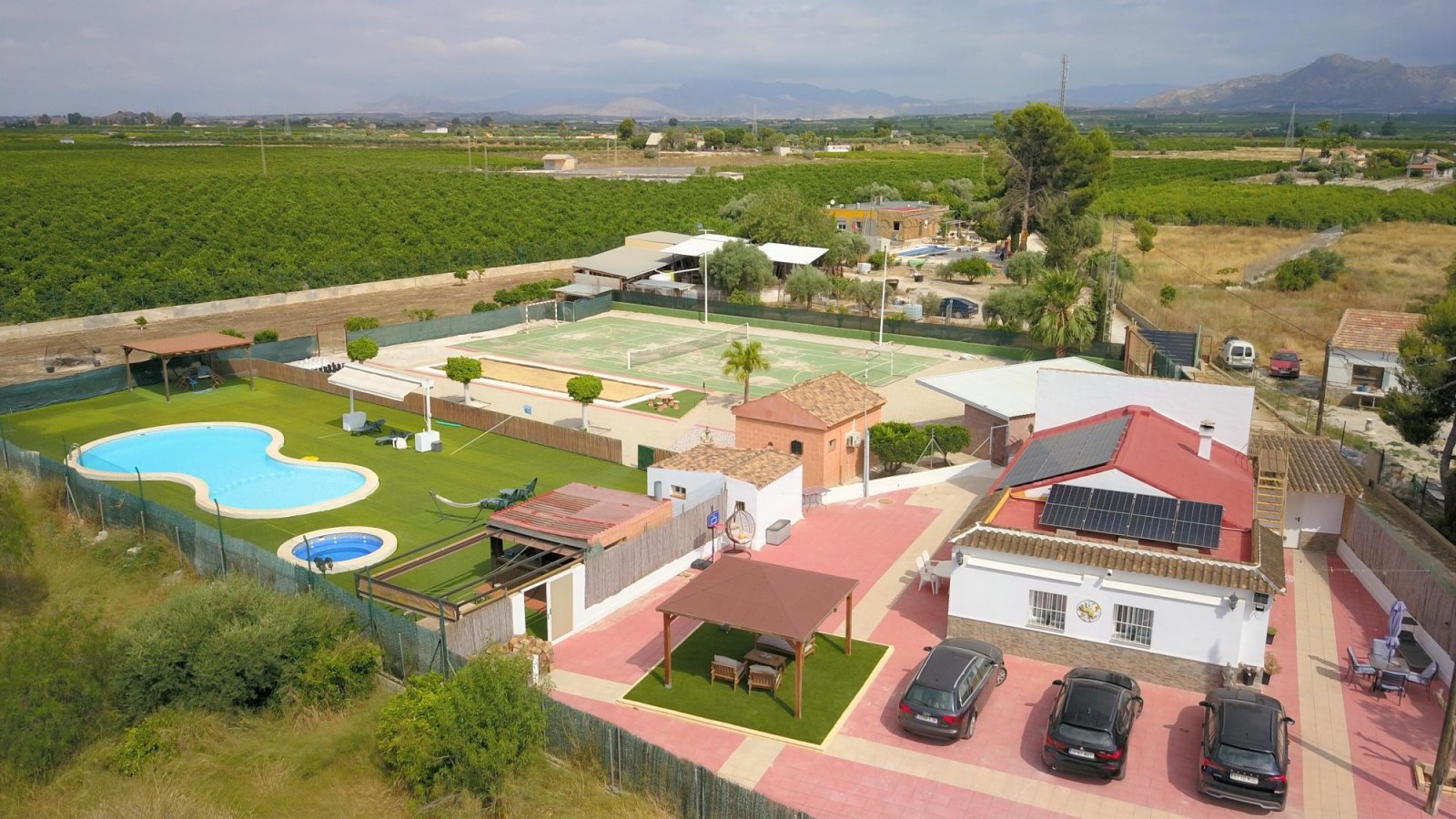 Landhaus-Villa mit privatem Pool, Tennisplatz und Whirlpool