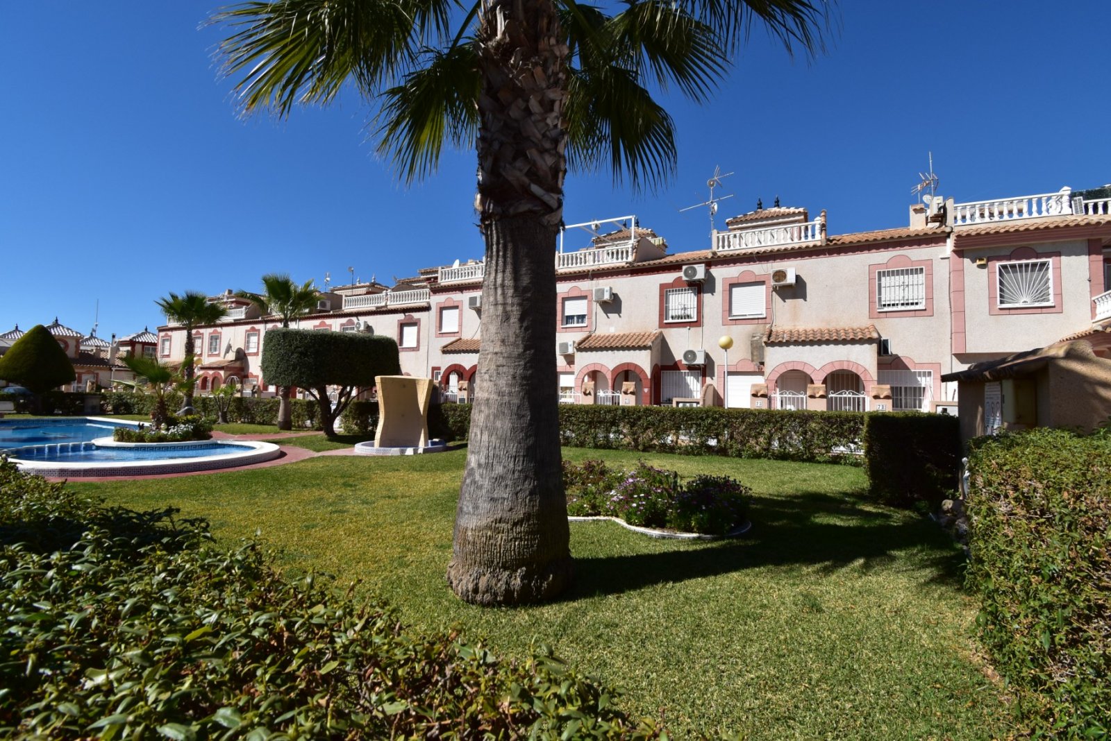Endreihenhaus mit 2 Schlafzimmern, 1 Bad, Kfz-Stellplatz, Privatpool und Gemeinschaftspool in Playa Flamenca