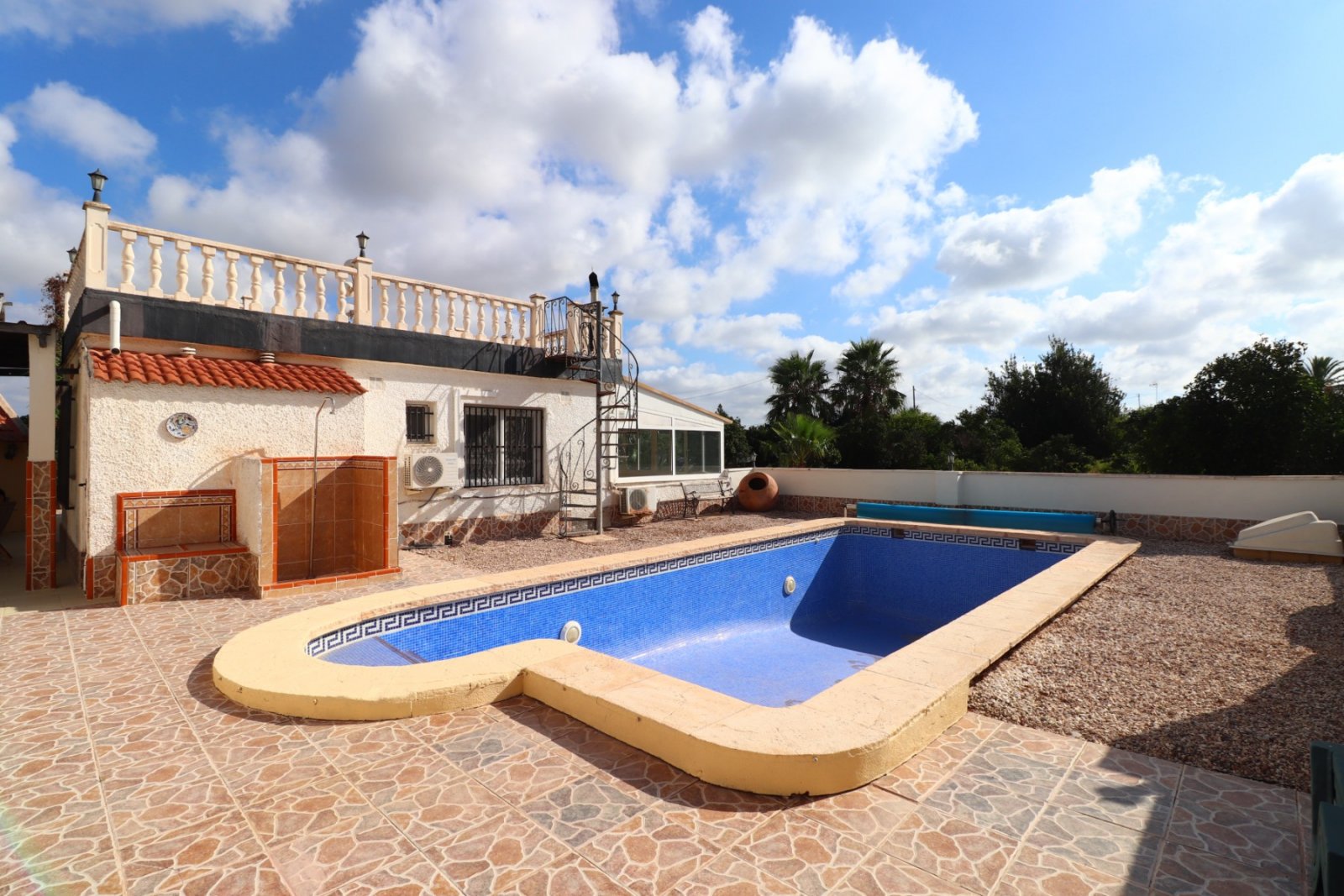 Landhaus-Villa mit 4 Schlafzimmern, 2 Bädern und Privatpool
