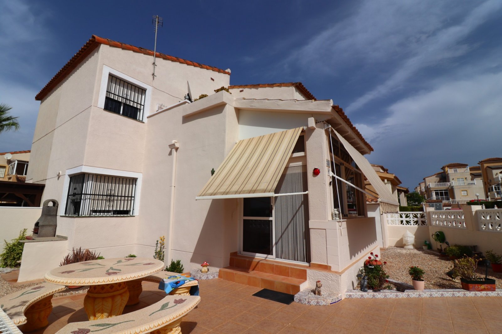 Quattrohaus mit 2 Schlafzimmern, 2 Bädern und Gemeinschaftspool in Montebello
