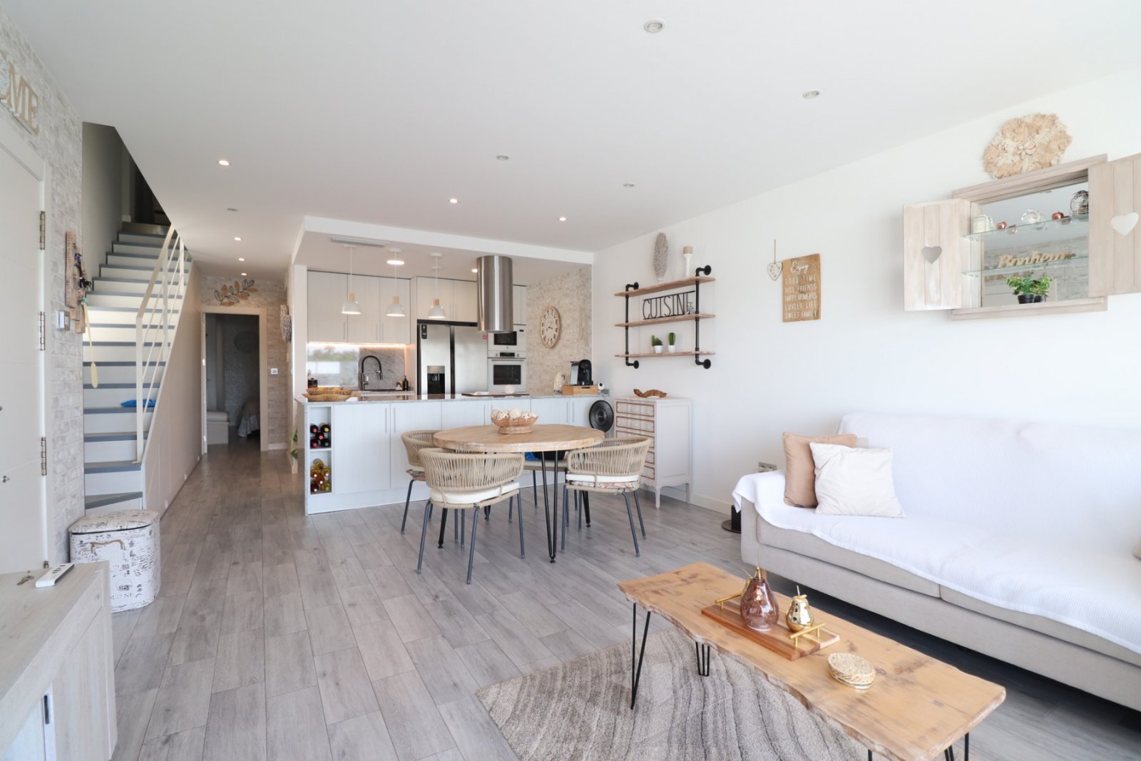 Moderne Doppelhaushälfte mit 3 Schlafzimmern, 2 Bädern und Privatpool in Daya Vieja