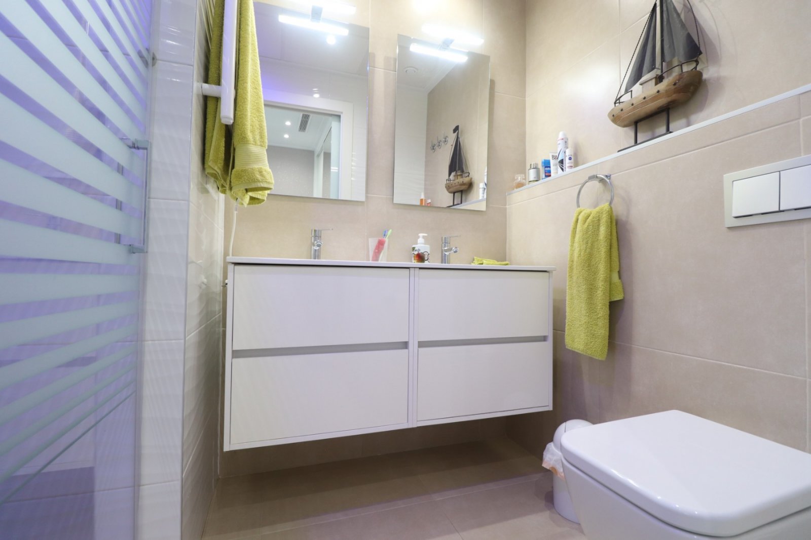 Moderne nach Westen ausgerichtete freistehende Villa mit drei Schlafzimmern in Benijofar