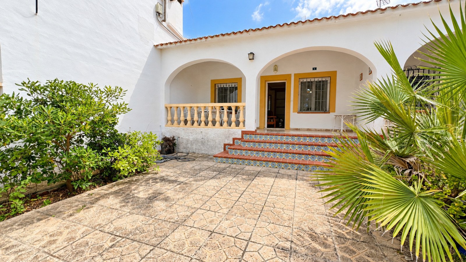 Charmantes Reihenhaus in Strandlage von Dénia mit 3 Schlafzimmern und Garten