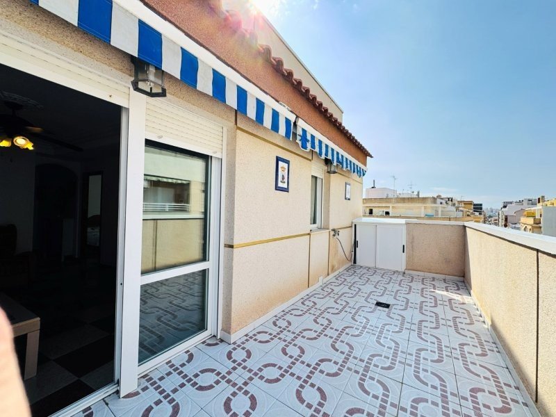 Penthouse-Wohnung mit 2 Schlafzimmern und 1 Bad nur 200 m vom Strand