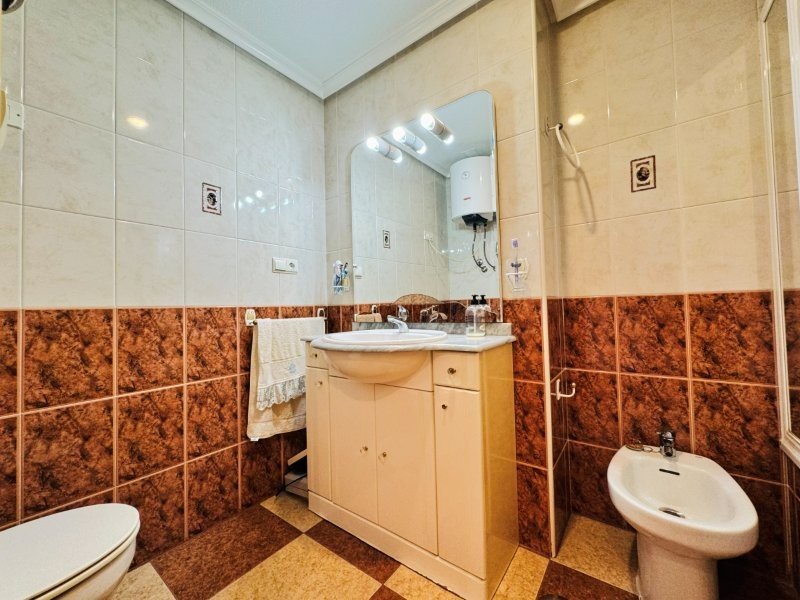 Penthouse-Wohnung mit 2 Schlafzimmern und 1 Bad nur 200 m vom Strand