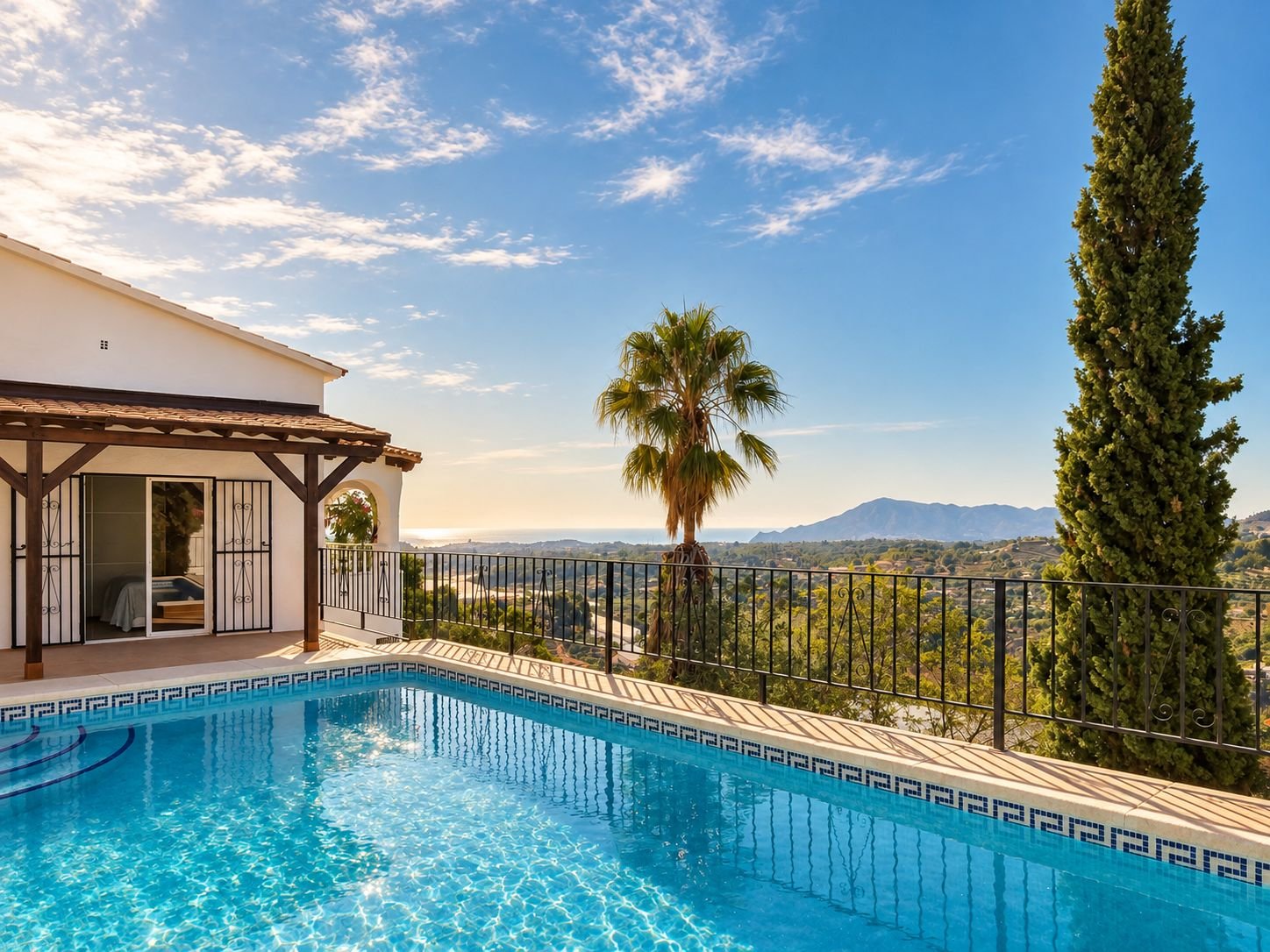 Freistehende Villa mit Meer- und Bergblick, privatem Pool und separatem Gästeapartment