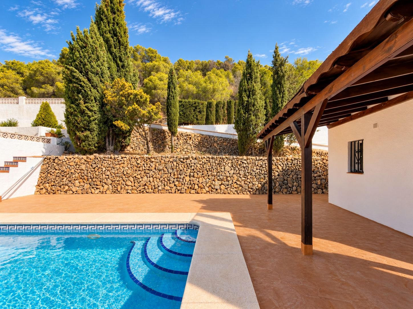 Freistehende Villa mit Meer- und Bergblick, privatem Pool und separatem Gästeapartment