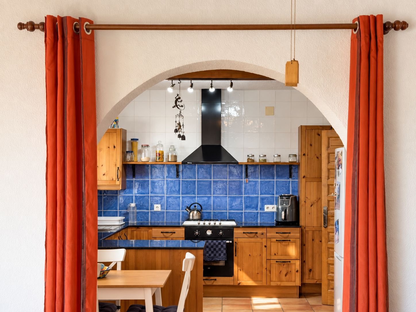 Freistehende Villa mit Meer- und Bergblick, privatem Pool und separatem Gästeapartment