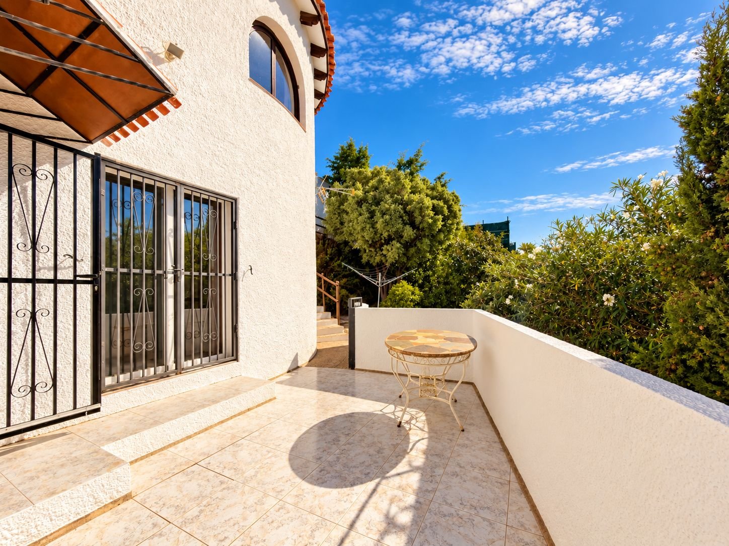 Freistehende Villa mit Meer- und Bergblick, privatem Pool und separatem Gästeapartment
