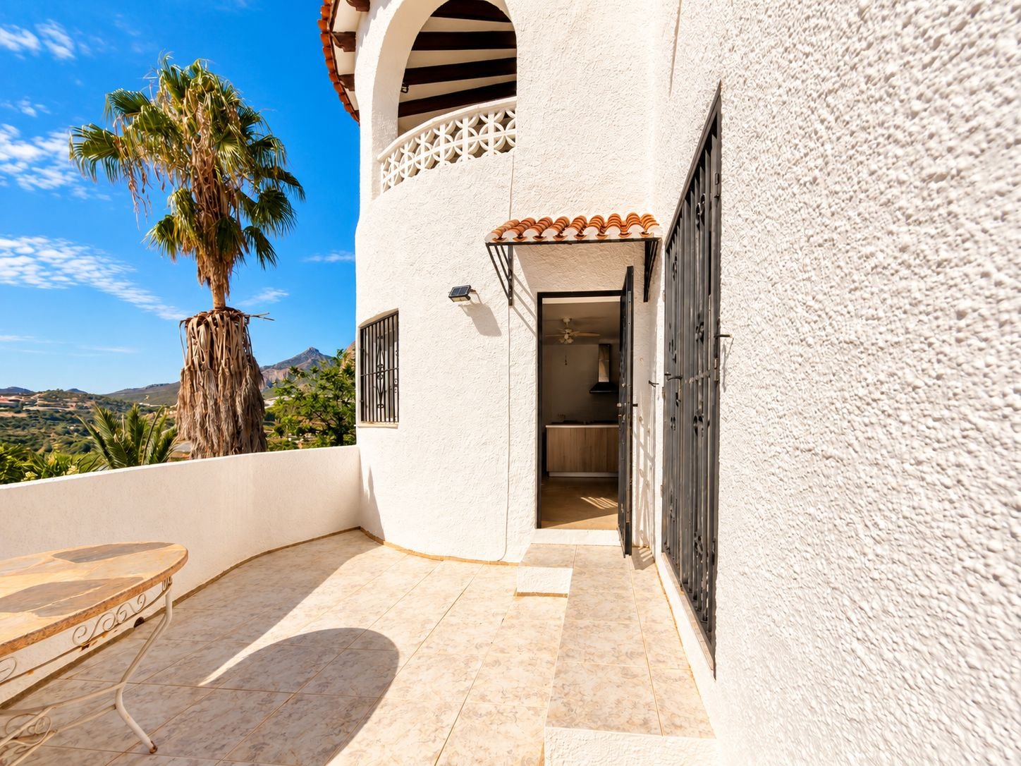 Freistehende Villa mit Meer- und Bergblick, privatem Pool und separatem Gästeapartment