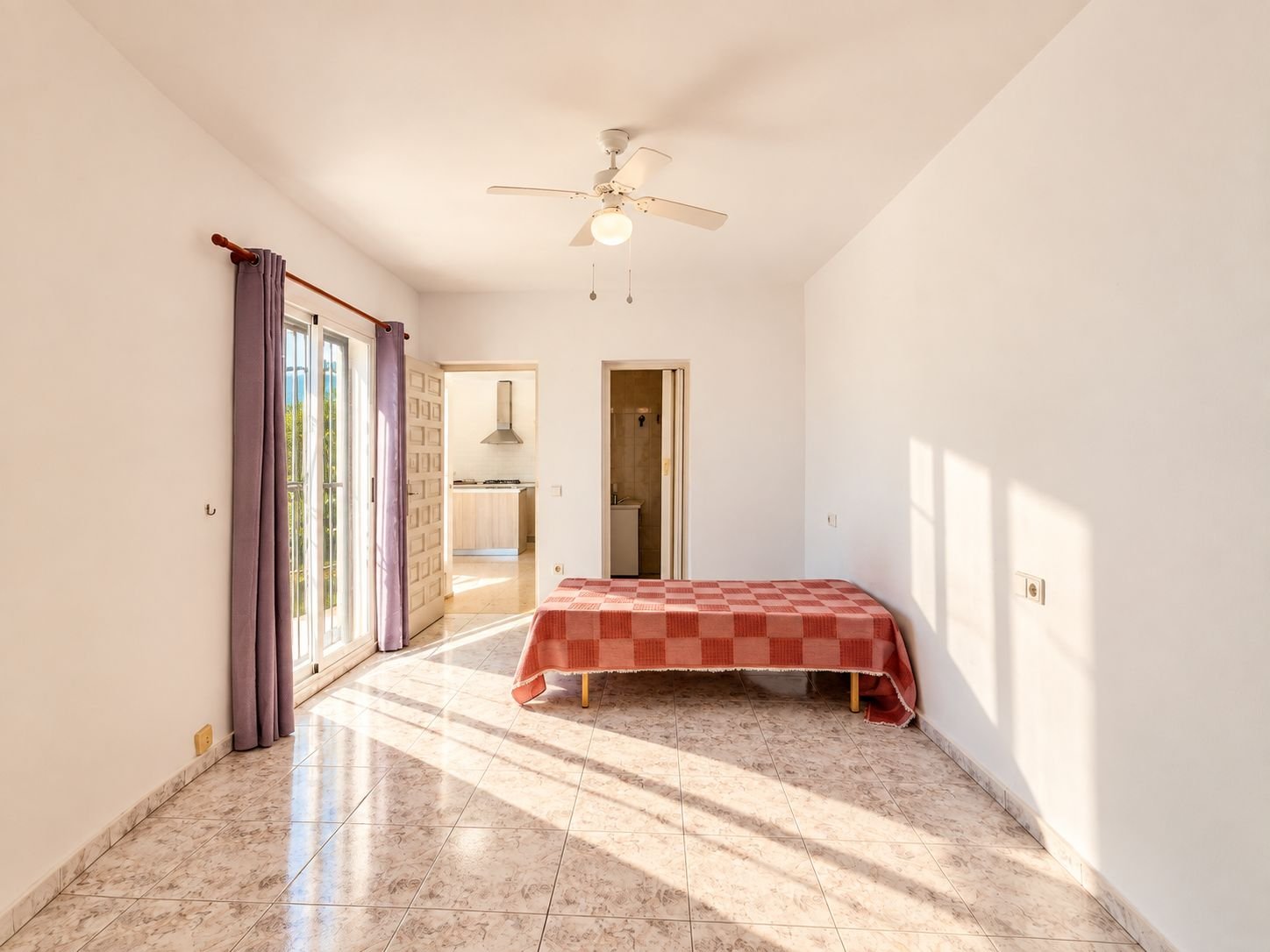 Freistehende Villa mit Meer- und Bergblick, privatem Pool und separatem Gästeapartment