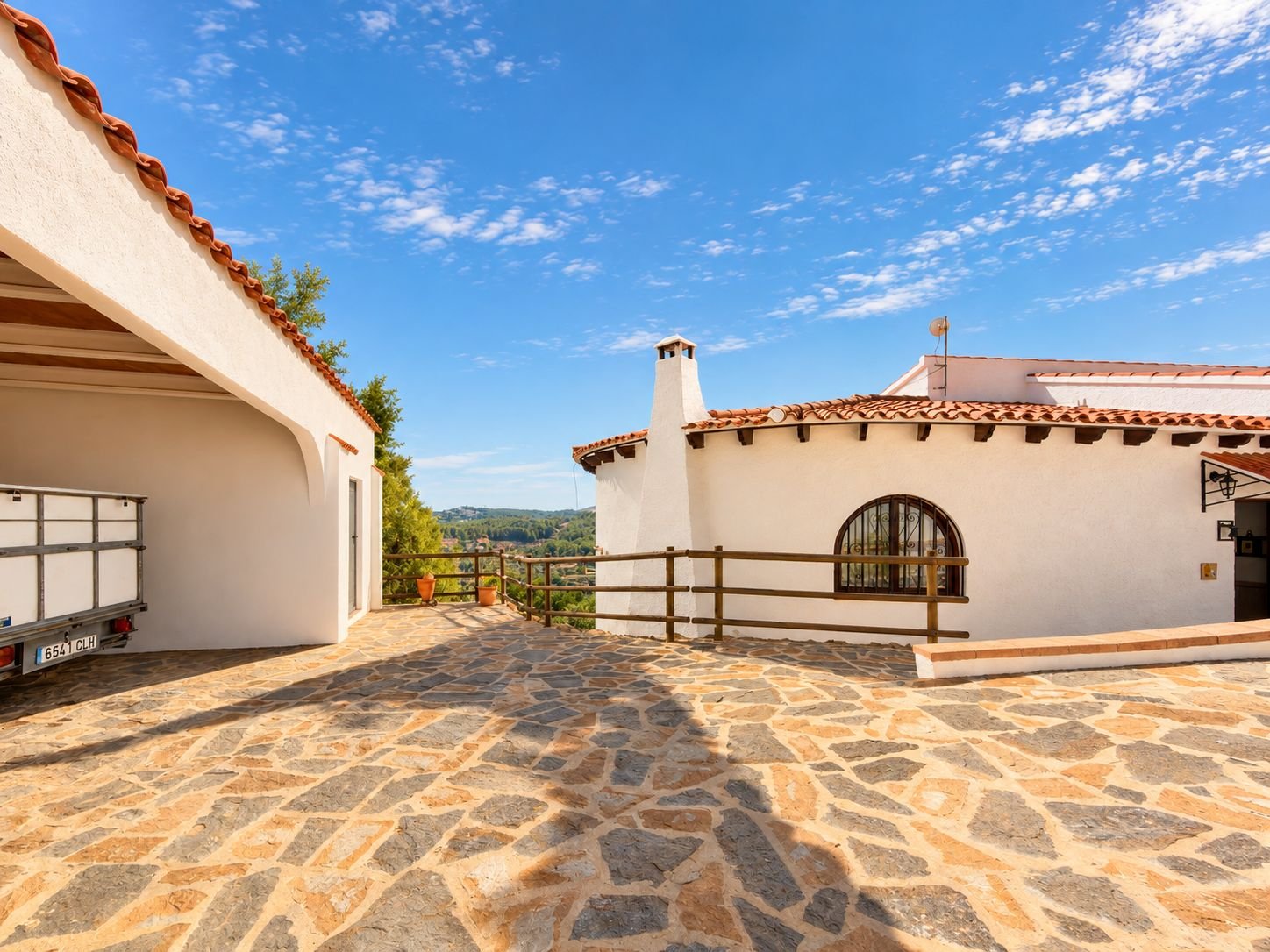 Freistehende Villa mit Meer- und Bergblick, privatem Pool und separatem Gästeapartment