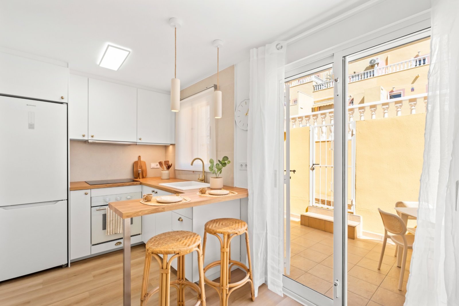 Reihenhaus mit 2 Schlafzimmern, 1 Badezimmer, 1 Gäste-WC, Kfz-Stellplatz und Gemeinschaftspool