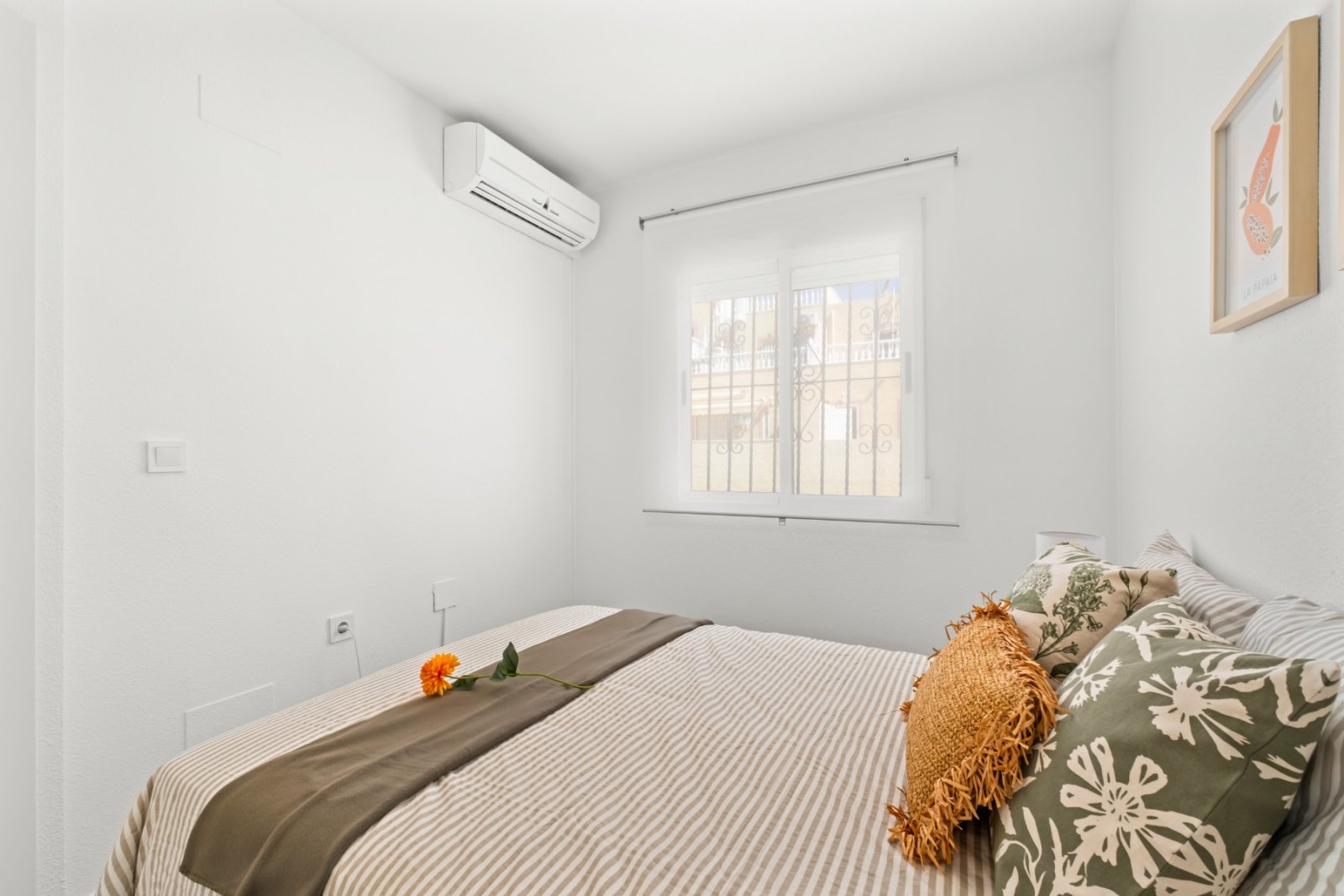 Reihenhaus mit 2 Schlafzimmern, 1 Badezimmer, 1 Gäste-WC, Kfz-Stellplatz und Gemeinschaftspool