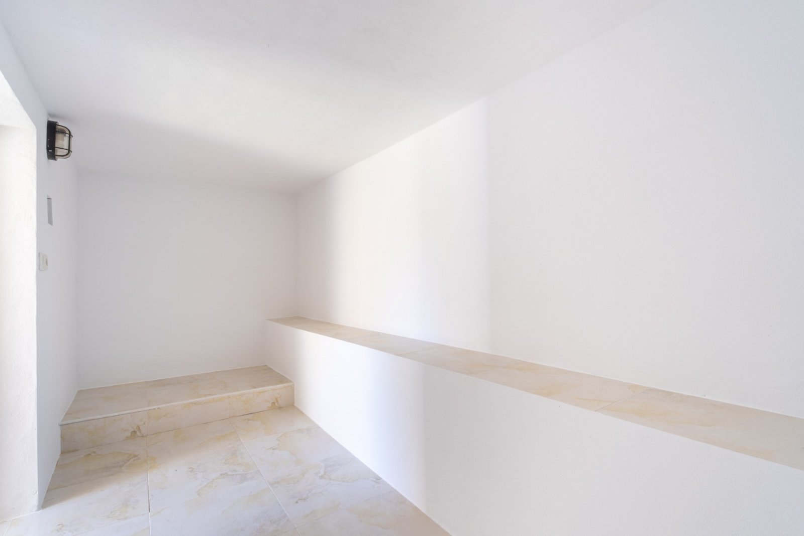 Reihenhaus mit 2 Schlafzimmern, 1 Badezimmer, 1 Gäste-WC, Kfz-Stellplatz und Gemeinschaftspool