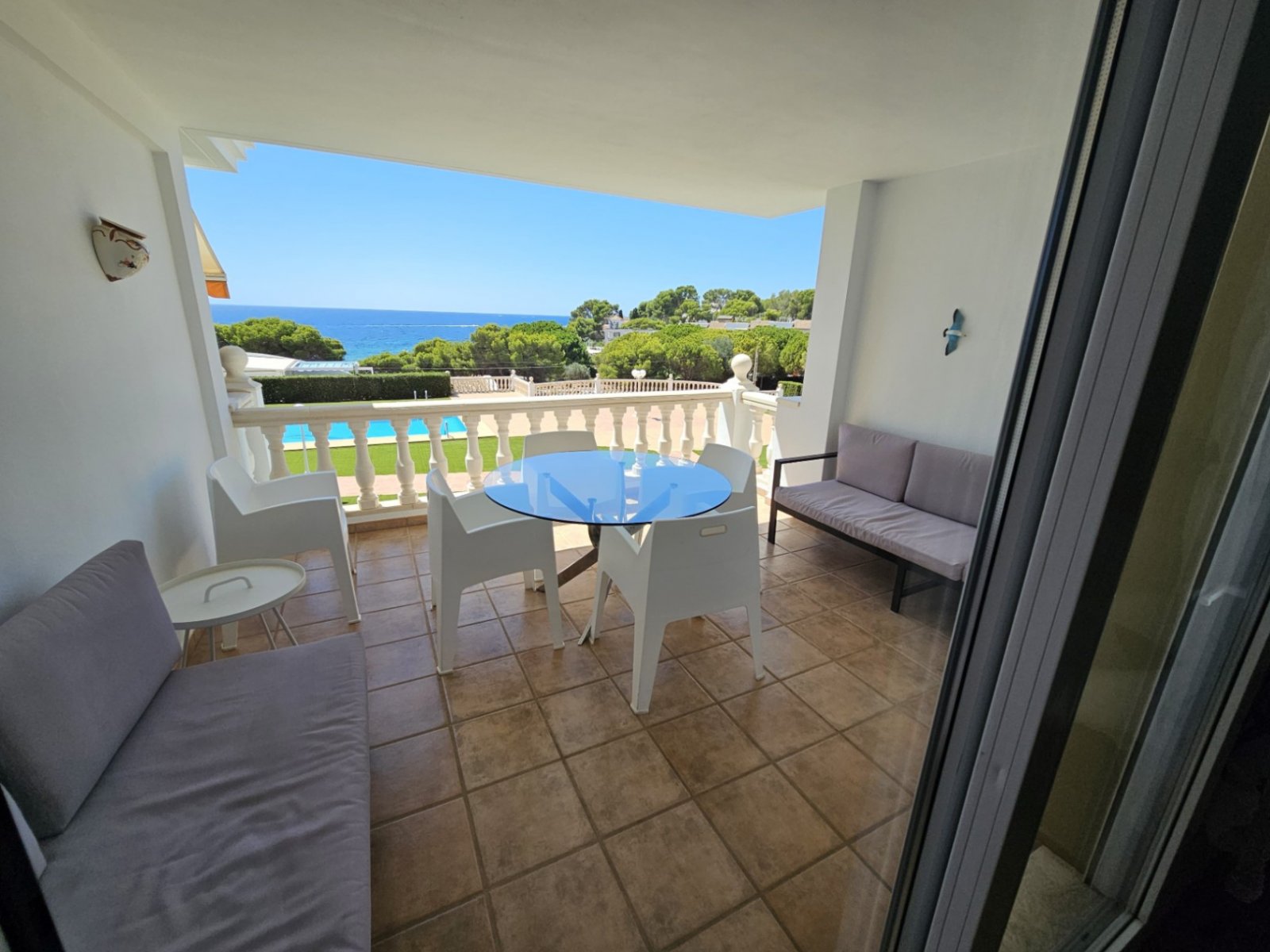 Maisonette-Wohnung mit 2 Schlafzimmern, 1 Bad, 2 Tiefgaragenstellplätzen, Gemeinschaftspool und Meerblick