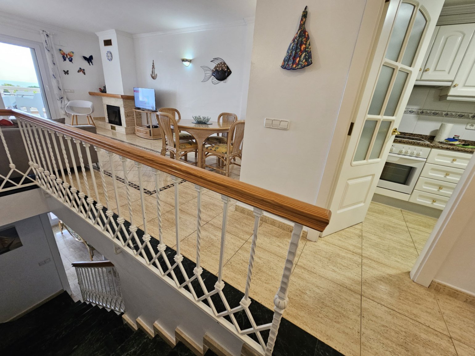 Maisonette-Wohnung mit 2 Schlafzimmern, 1 Bad, 2 Tiefgaragenstellplätzen, Gemeinschaftspool und Meerblick