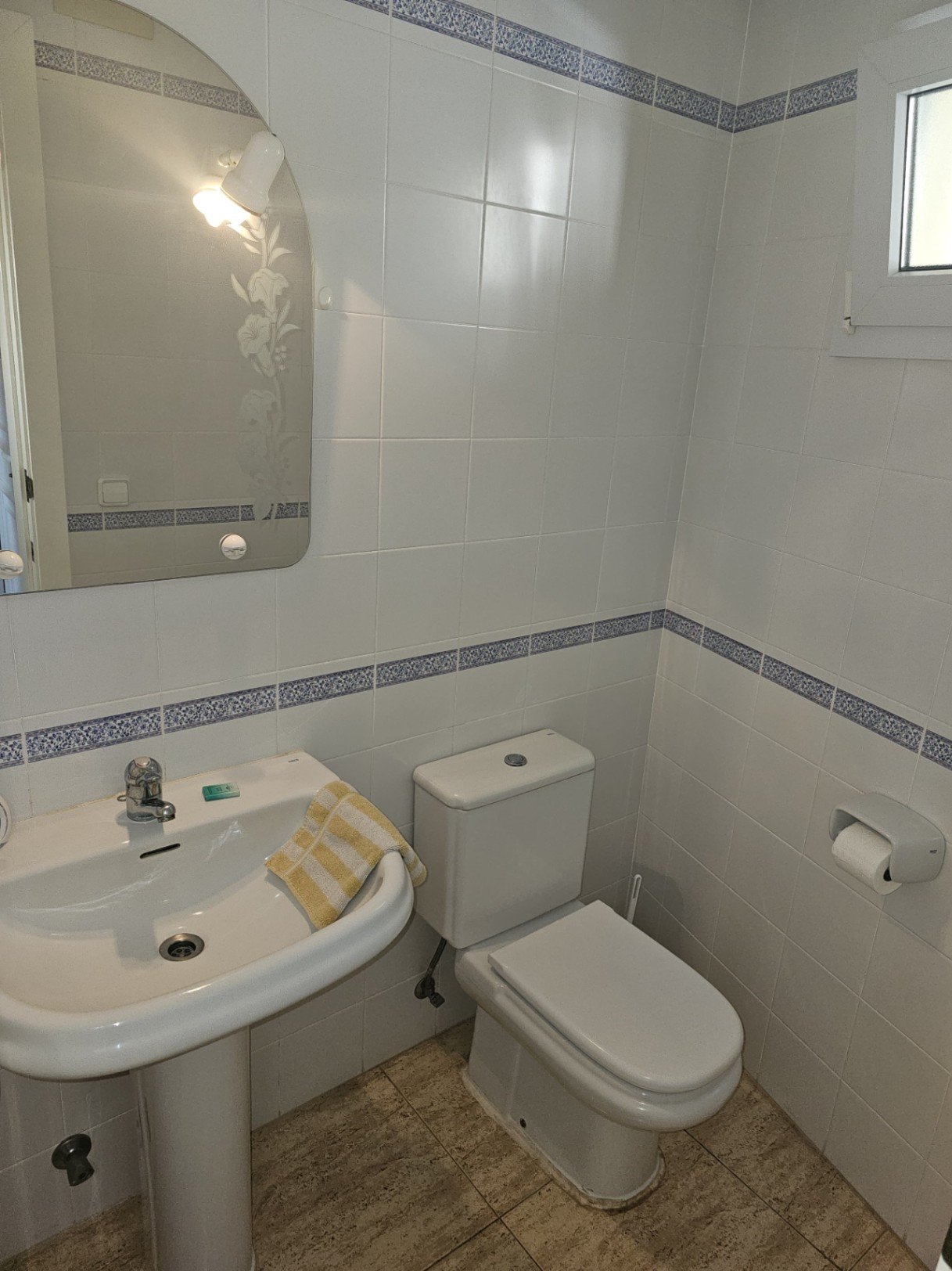Maisonette-Wohnung mit 2 Schlafzimmern, 1 Bad, 2 Tiefgaragenstellplätzen, Gemeinschaftspool und Meerblick
