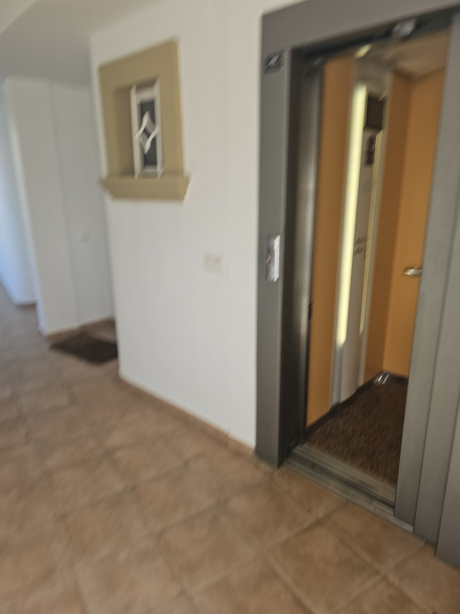 Maisonette-Wohnung mit 2 Schlafzimmern, 1 Bad, 2 Tiefgaragenstellplätzen, Gemeinschaftspool und Meerblick